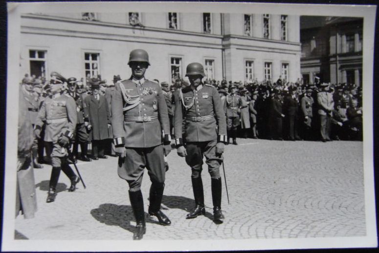 Datei:Soldaten vor der Tübinger Neuen Aula.jpg