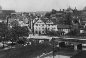 Datei:Steinlach-Eisenbahnbrücke mit Blick in die Karlstraße 1907.jpg