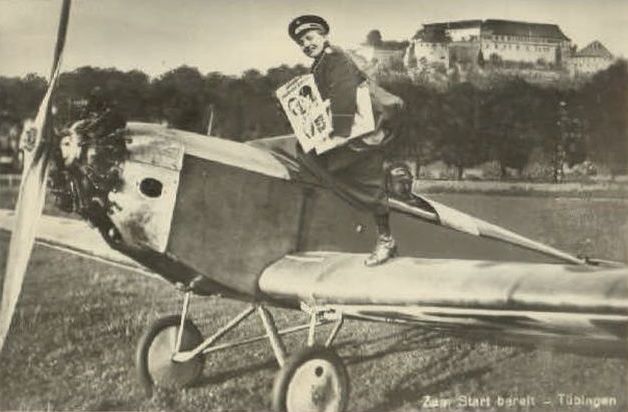 Datei:Propellerflugzeug vor dem Tübinger Schloss.jpg