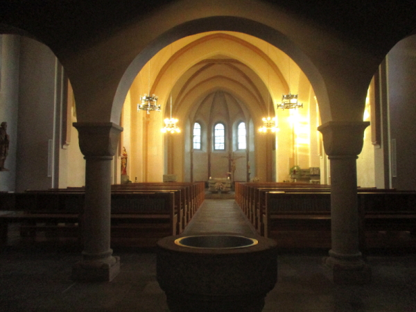 Datei:Pankratiuskirche innen.1.JPG
