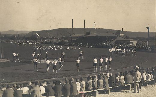 Datei:Neuer Turn- u. Sportplatz während der Einweihung 26.07.1927.jpg