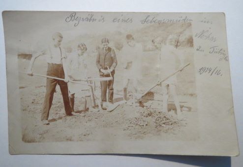 Datei:Begräbnis eines Lebensmüden im Neckar zu Tübingen 1914-16.jpg