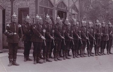 Datei:Soldaten mit Pickelhauben auf Postkarte aus Tübingen.jpg