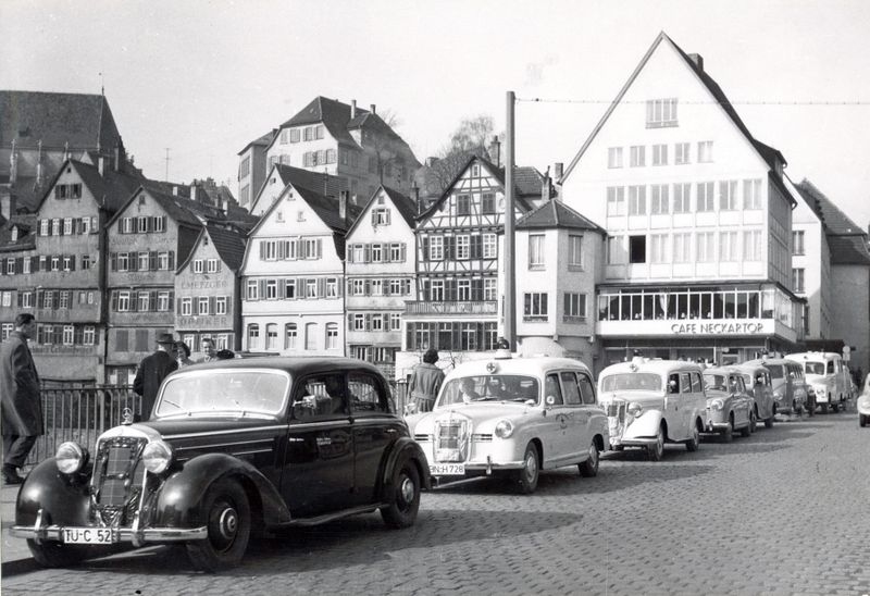 Datei:Fuhrpark DRK Neckarbruecke 1957.jpg