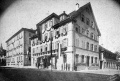 Links der Vorgängerbau des Schimpfhauses (erbaut 1830 als Wohnhaus von Autenrieth, 1861-1901 erstes Gymnasium), und in der Mitte das ehemalige Wohnhaus von Friedrich Silcher, Ecke Grabenstraße. Foto um 1890