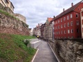 Links die sanierten Hangstützmauern, rechts vom Weg die alte Stadtmauer bzw. weiter hinten die Zinnen des Stadtmauer-Neubaus von 1887.