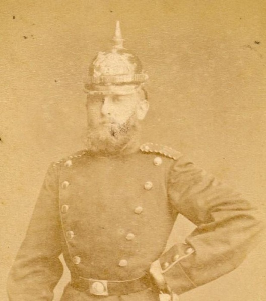 Datei:Tübinger Soldat mit Pickelhaube um 1880.jpg