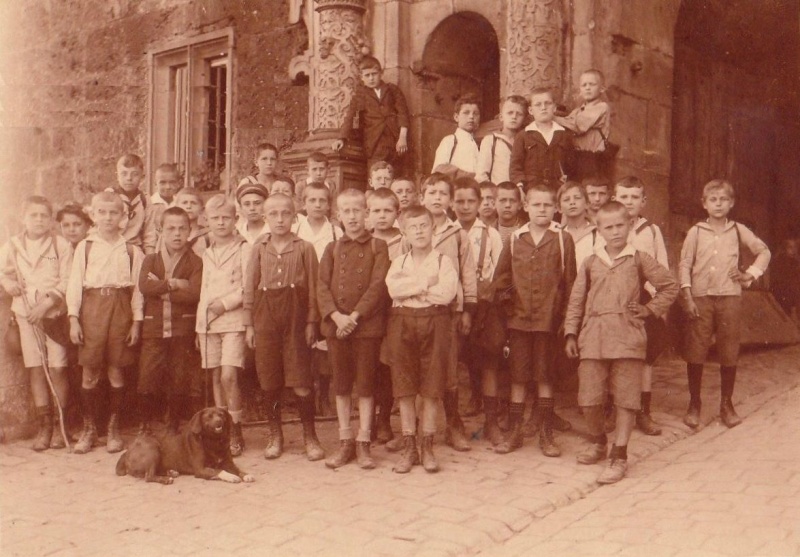 Datei:Schulklasse am Tübinger Schlossportal, 1924.JPG