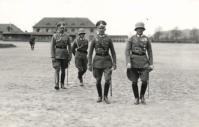 Tübinger Soldaten auf dem Kasernenhof.jpg