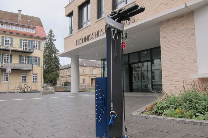 Datei:Fahrrad-Servicestation Technisches Rathaus Tübingen.jpg