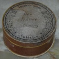 Arzneimitteldose aus der Gmelinschen Apotheke mit der Aufschrift "Folia Sennae Bombay"