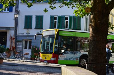 Stadtbus in Tübinger Jakobsgasse.jpg