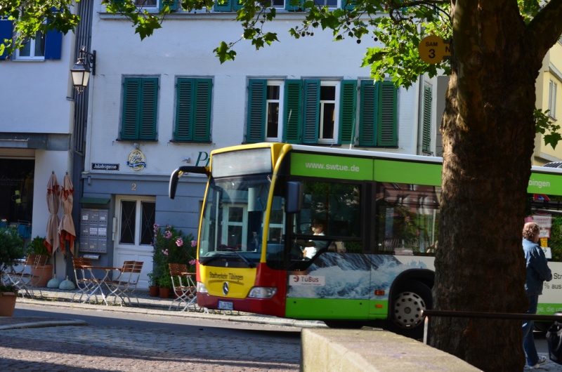 Datei:Stadtbus in Tübinger Jakobsgasse.jpg