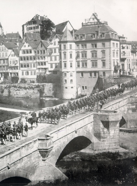 Datei:Eckhaus am Neckartor mit alter Brücke.jpg