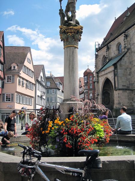 Datei:Holzmarkt, St Georgsbrunnen, Blumenschmuck 26.jpg