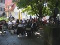 Gut besuchte Straßencafés im Osten der Gasse (Sommer 2010)