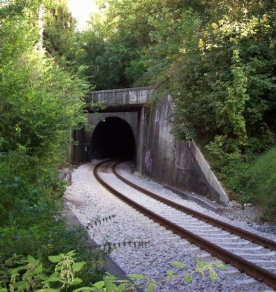 Datei:Ammertalbahn-Tunnel Nord .JPG