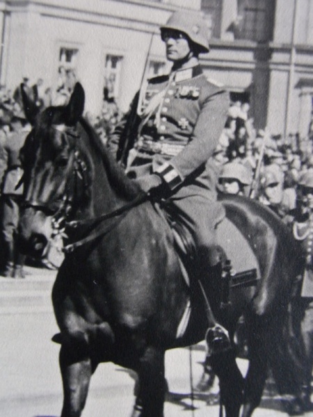 Datei:Kavallerist vor der Tübinger Neuen Aula.jpg