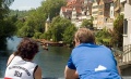 Radtouristen bewundern die Neckarfront...