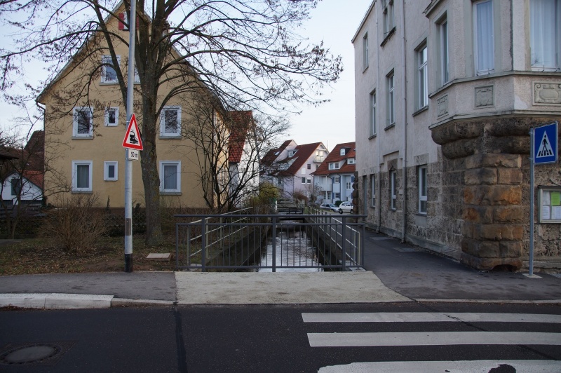 Datei:Mühlbachkanal an der Kanalstraße.JPG