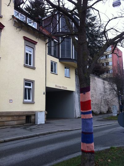 Hesse Haus mit Urban Knitting.JPG