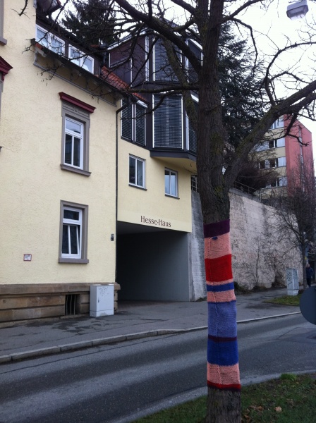 Datei:Hesse Haus mit Urban Knitting.JPG