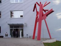 Stahlplastik von Christoph Freimann bei Gebäude H (Chemie), 2004