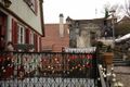 Dackelbriefkasten und Weihnachtsschmuck in der Burgsteige am Schloss