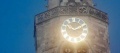 Uhr der Stiftskirche mit Sonnenreflex...