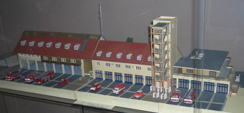 Datei:Feuerwehrhausmodell.jpg