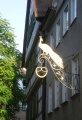 Wirtshaus Pfauen, Schild in hellem Sonnenlicht