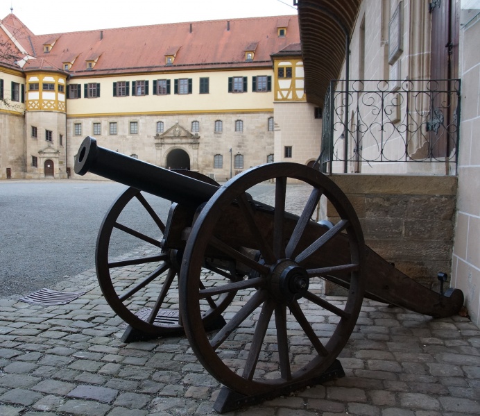 Datei:Kanone von 1812 auf dem Schloss.JPG