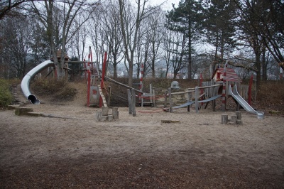 Spielplatz an der Aischbachschule.JPG
