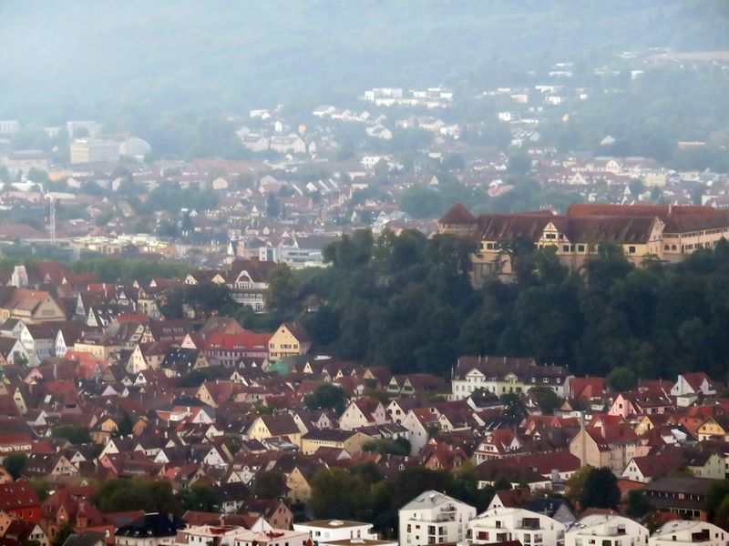 Datei:Blick vom Steinenbergturm zum Schloss und Altstadt.jpg