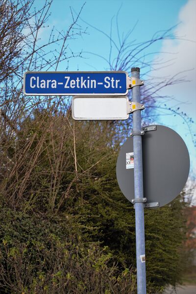 Datei:Kein Knoten für Zetkin Aktionsbündnis Tübingen Clara-Zetkin-Straße.jpg