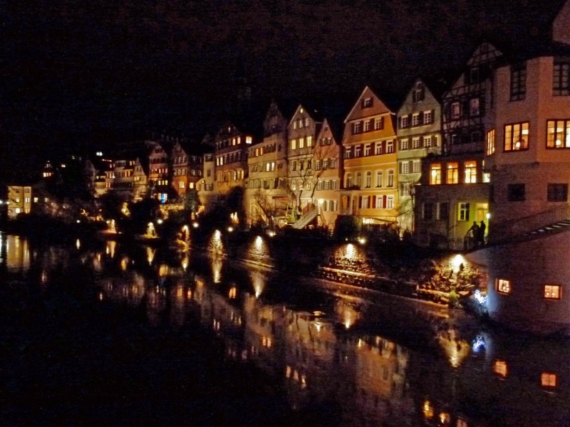 Datei:Neckarfront mit Stadtbeleuchtung.jpg