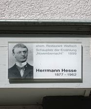 Gedenktafel an den Schauplatz von Hermann Hesses "Die Novembernacht" mit falschem doppelten "r" in "Hermann" in der Ammergasse 12]]