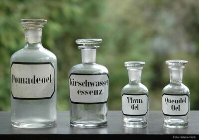 Klare Glasbehältnisse aus der Drogerie von Hans Herb.jpg