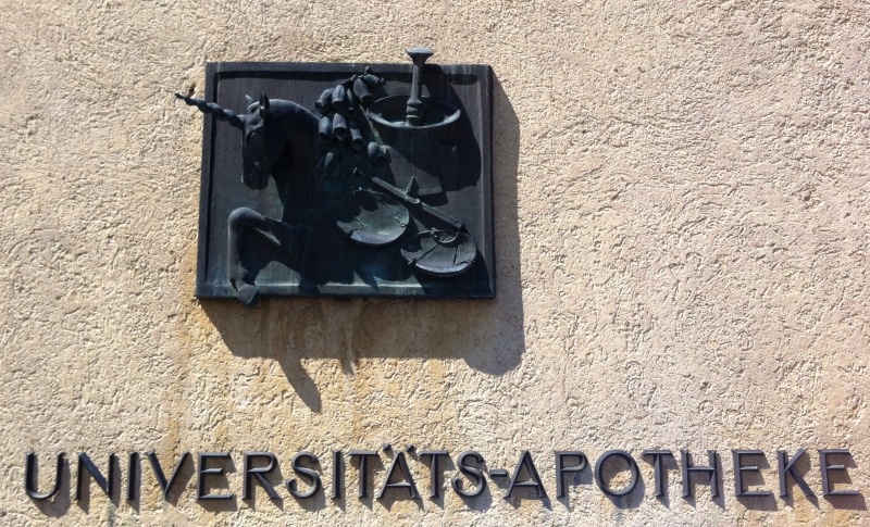 Datei:Relief von Ugge Bärtle an der Universitätsapotheke.JPG